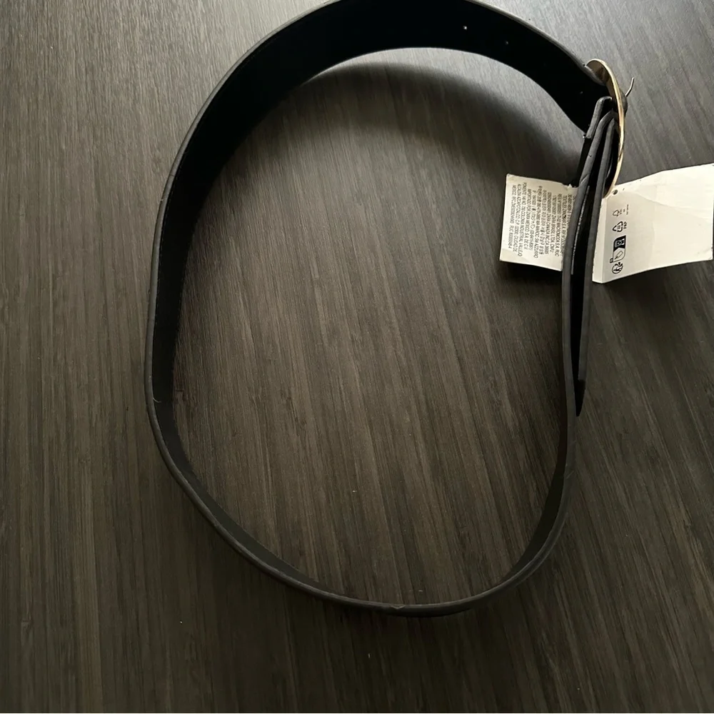 Zara Round Textured Buckle Belt in Black